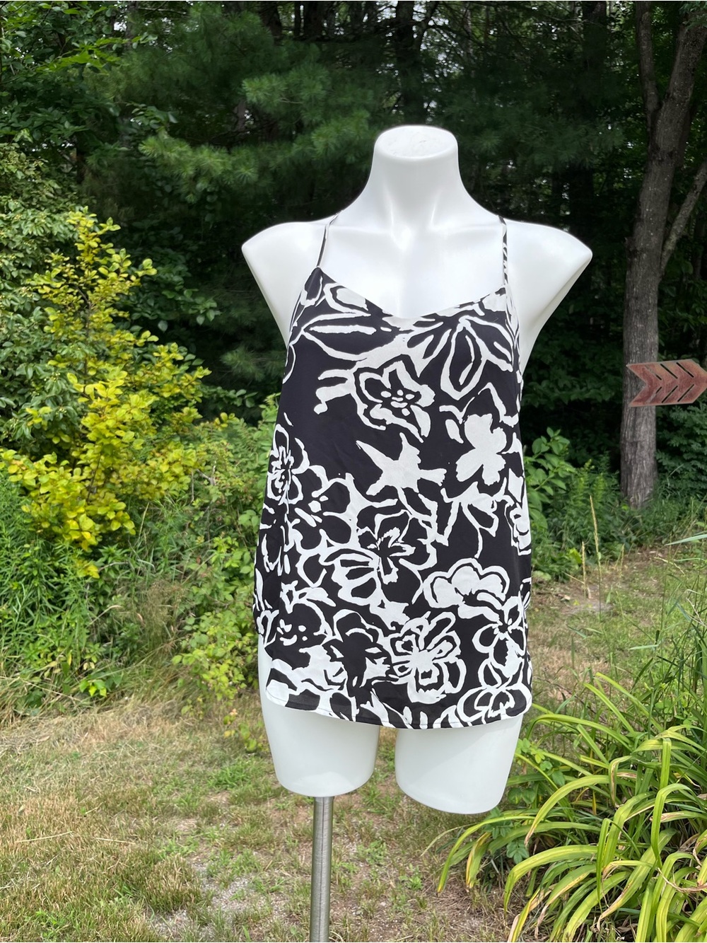 Ann Taylor black and white hibiscus print lined racer back tank size XS